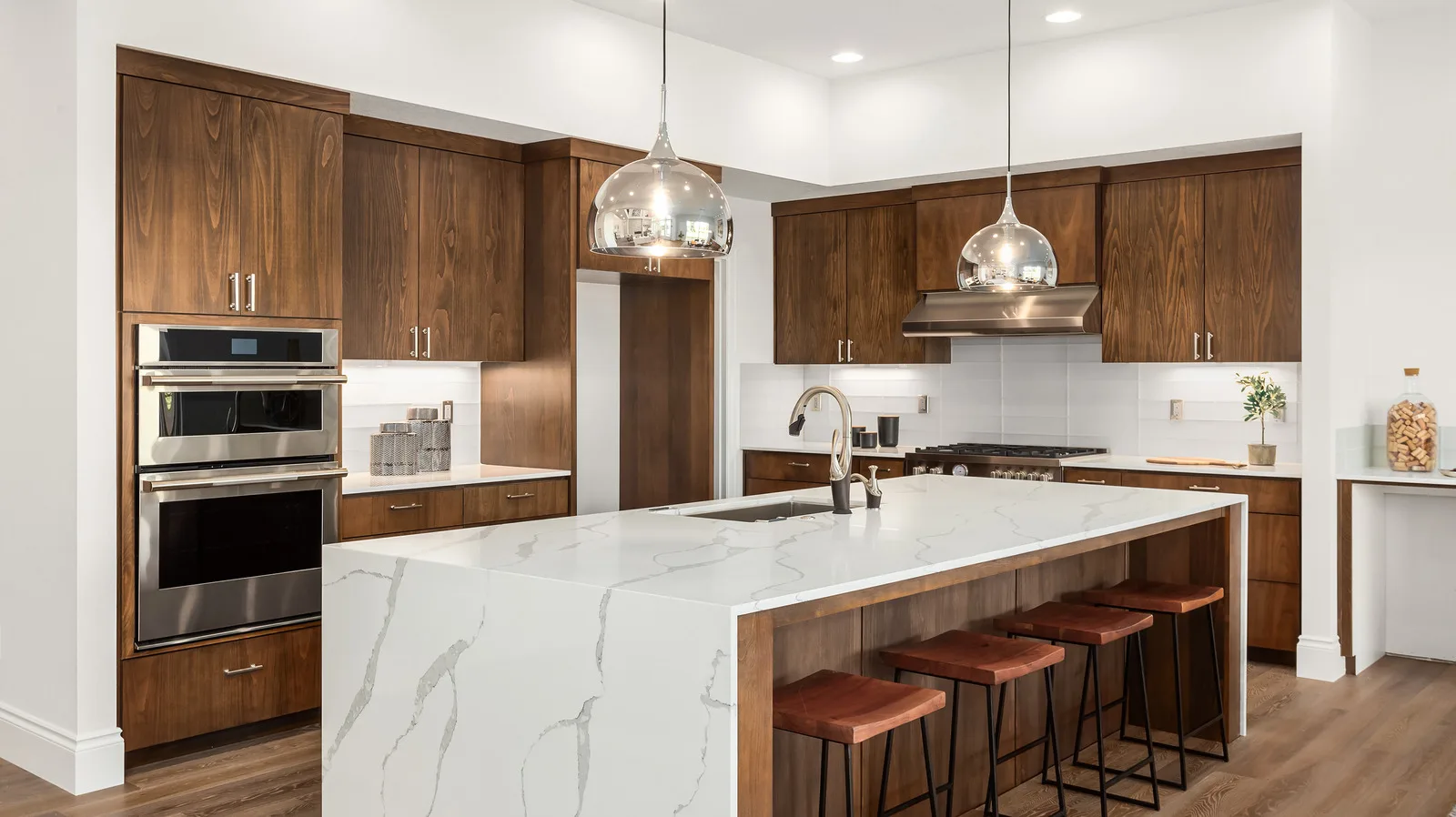 Kitchen,In,New,Luxury,Home,With,Quartz,Waterfall,Island,,Hardwood